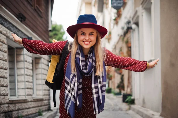 Felice Bella Donna Turistica Cappello Vestito Piedi Sulla Strada Istanbul — Foto Stock