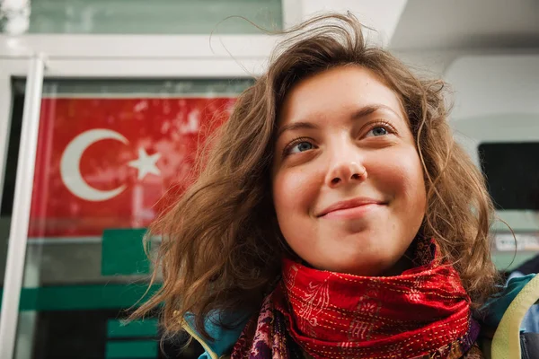 Красивый Женский Портрет Фоне Турецкого Национального Флага Путешествие Турцию — стоковое фото