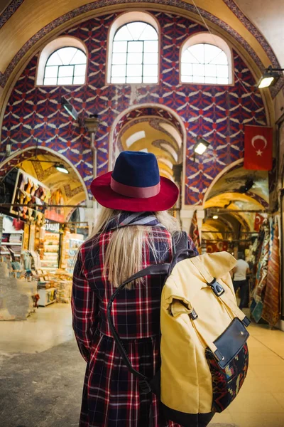 Женщина Гуляет Красивому Рынку Гранд Базар Стамбуле Путешествует Турцию — стоковое фото