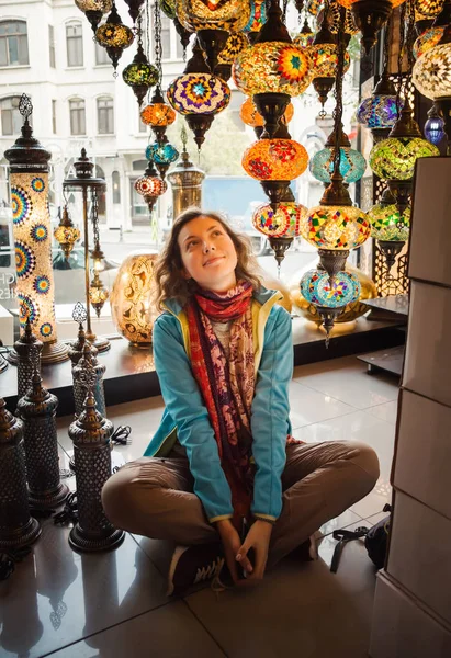 伝統的なトルコ灯装飾デザインを楽しむ旅行者の女性 トルコへの旅行します — ストック写真