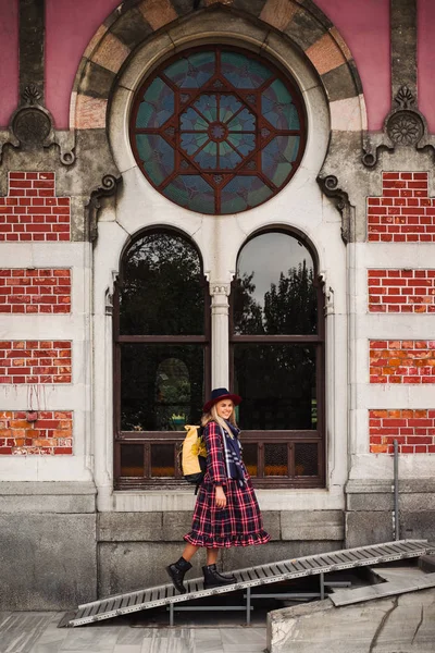 Подорож Туреччини Щасливі Прекрасних Туристичних Жінка Капелюсі Плаття Ходьба Поблизу — стокове фото