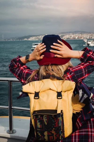 Viaje Turquía Mujer Hermosa Feliz Positiva Ferry Estambul Través Del —  Fotos de Stock