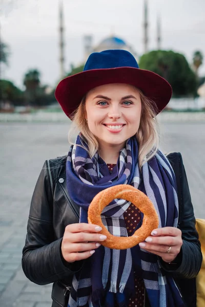 Fericit Frumoasă Femeie Turistică Pălărie Rochie Mers Jos Strada Istanbul Fotografie de stoc