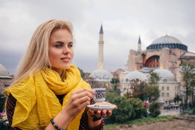 Istanbul'da kadın seyahat ve ve ünlü İslam Landmark Camii Ayasofya'nın, Türkiye kafede kahve içmek seyahat Istanbul arka plana