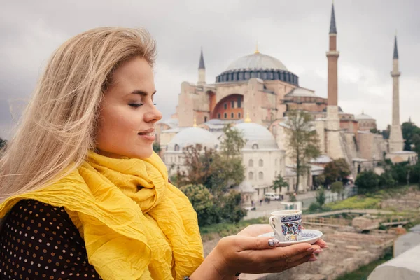 Kvinnen Reiser Til Istanbul Drikker Kalkunkaffe Kafeen Nær Hagia Sophia – stockfoto