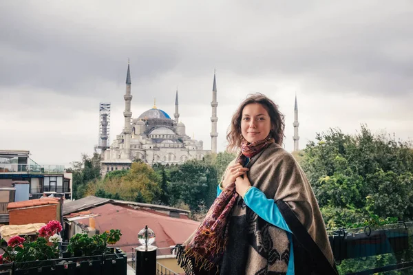 Kvinne Nyter Vakker Utsikt Sultanahmet Blue Mosque Kjent Islamsk Moske – stockfoto