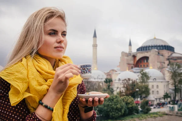 Kvinnen Reiser Til Istanbul Drikker Kalkunkaffe Kafeen Nær Hagia Sophia – stockfoto