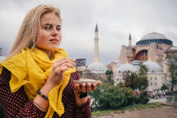 Kvinnen Reiser Til Istanbul Drikker Kalkunkaffe Kafeen Nær Hagia Sophia – stockfoto