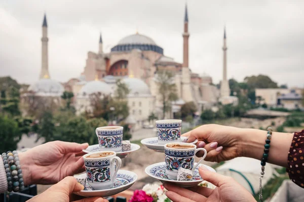 Istanbul'da kadın seyahat ve ve ünlü İslam Landmark Camii Ayasofya'nın, Türkiye kafede kahve içmek seyahat Istanbul arka plana