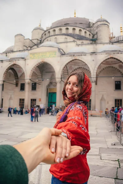 Йди Мною Подорожі Концепцію Жінка Насолоджуватися Прекрасним Видом Блакитну Мечеть — стокове фото