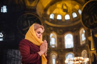 Christian Religion kavramı. Genç kadın dua ve hissediyorum Tanrı nimet kalbinde Aya Sofya, Istanbul, Türkiye