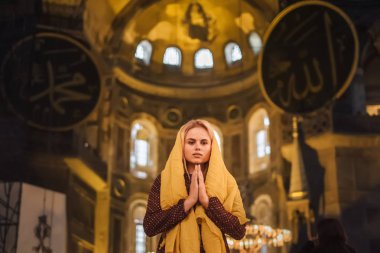 Christian Religion kavramı. Genç kadın dua ve hissediyorum Tanrı nimet kalbinde Aya Sofya, Istanbul, Türkiye