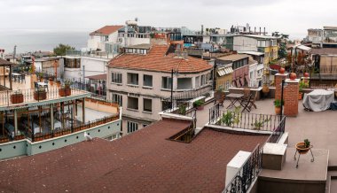 Istanbul cityscape çatılar eski evleri ve Boğaz Boğaz arka plan ile