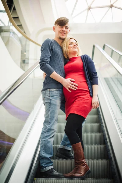 Hermosa Pareja Embarazada Caminando Centro Comercial Esposo Sosteniendo Vientre Esposa — Foto de Stock