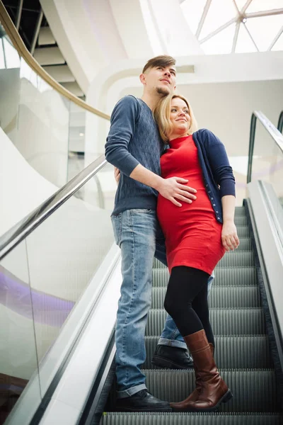 Schöne Schwangere Paar Fuß Einkaufszentrum Ehemann Hält Frau Bauch Junge — Stockfoto