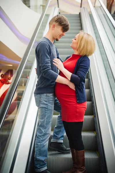 Esposo Abrazando Hermosa Esposa Embarazada Centro Comercial Caminando Concepto Amor — Foto de Stock