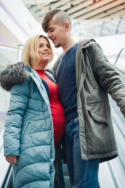 Hermosa Pareja Embarazada Caminando Centro Comercial Esposa Con Marido Disfrutar — Foto de Stock