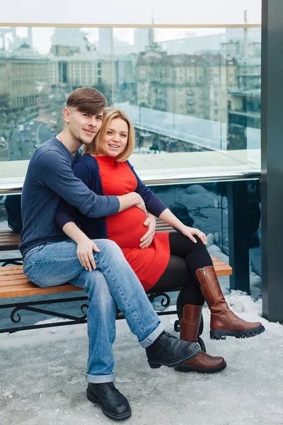 Familie Mit Schwangerer Frau Sitzt Auf Dem Dach Des Wolkenkratzers — Stockfoto