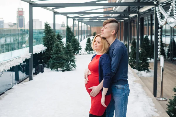 Familie Mit Schwangerer Frau Sitzt Auf Dem Dach Des Wolkenkratzers — Stockfoto