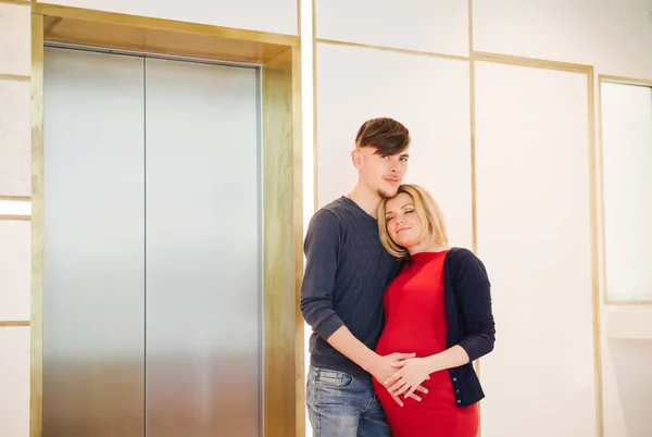 Hermosa Mujer Embarazada Con Marido Esperando Ascensor Para Volver Casa — Foto de Stock