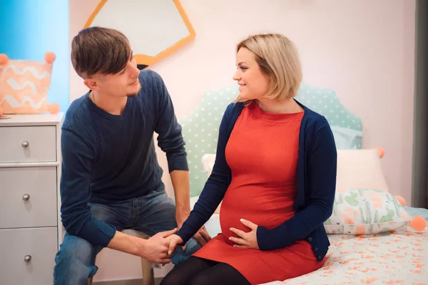 Hermosa Mujer Embarazada Con Marido Casa Esperando Niño Nueva Habitación — Foto de Stock