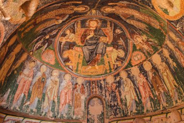 Göreme, Türkiye - 10 Nisan 2017: Cappadocia dağ vadisinde Hıristiyan fresk eski mağara kilise Rose manzara. Türkiye'de seyahat