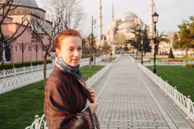 Kadın zevk Sultanahmet Camii, ünlü İslam Landmark Camii, Istanbul, Türkiye'ye seyahat güzel görünüm