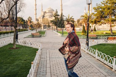 Kadın zevk Sultanahmet Camii, ünlü İslam Landmark Camii, Istanbul, Türkiye'ye seyahat güzel görünüm