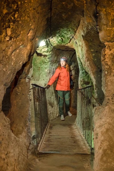 Beautiful Tourist Woman Explore Long Narrow Tunnel Ancient Kaymakli Underground — Stock Photo, Image