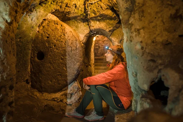 Hermosa Mujer Turística Explorar Largo Túnel Estrecho Antigua Ciudad Cueva — Foto de Stock