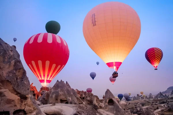 特写多彩的大热气球在日出时飞越美丽的戈雷梅村景观 卡帕多西亚是土耳其著名的旅游目的地 拥有美丽的石灰岩山脉 — 图库照片