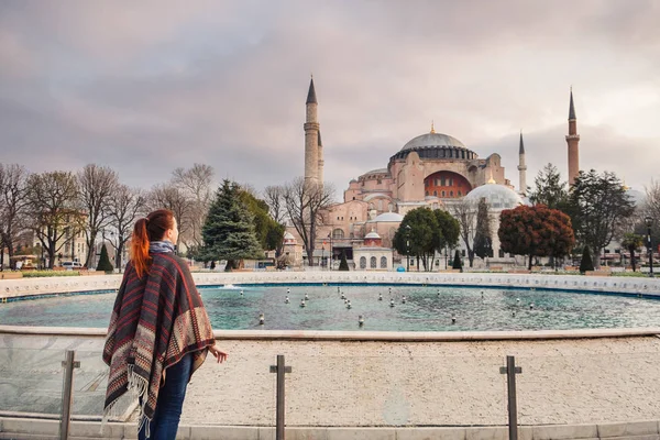 Femeia Bucură Vedere Frumoasă Catedrala Hagia Sophia Faimoasa Moschee Islamică Imagine de stoc