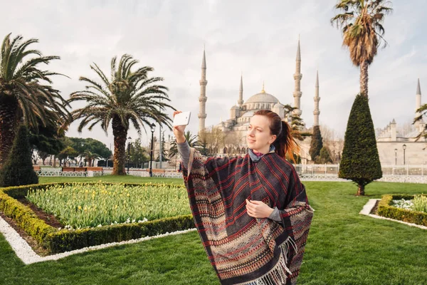 Kvinne Nyter Vakker Utsikt Sultanahmet Blue Mosque Kjent Islamsk Moske – stockfoto