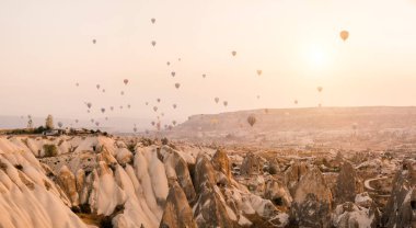 Güzel sıcak hava balonları güzel Göreme peyzaj üzerinde altın güneş doğarken uçan. Cappadocia kalker Dağları, Türkiye ile ünlü seyahat yer