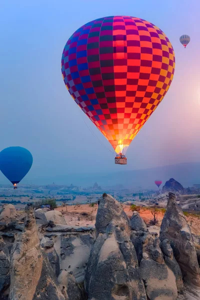 Close Colorful Big Hot Air Balloons Flying Beautiful Goreme Village — Stock Photo, Image