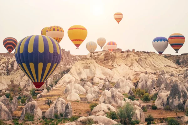 Красивые Воздушные Шары Летящие Над Красивым Пейзажем Гореме Золотом Восходе — стоковое фото