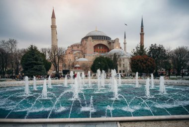Türkiye, İstanbul - 31 Mart 2017: Ayasofya Katedrali'nin güzel manzarasının keyfini kadınlar, Ünlü İslam Simgesel Camii, İstanbul'a Seyahat, Türkiye