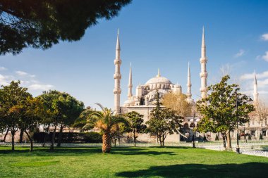 Sunrise, ünlü İslam Landmark Camii, Istanbul, Türkiye'ye seyahat Sultanahmet Camii üzerinde güzel manzaraya