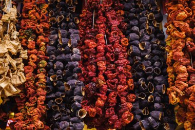 İstanbul, Türkiye'deki Mısır baharat pazarında kurutulmuş sebze yığını