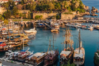 Türkiye, Istanbul - 9 Nisan 2017: Antalya şehir ve deniz hattı yat ve marina günbatımında defne gemilerle ile Türkiye'ye seyahat