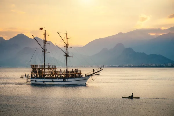 Yacht Laut Saat Matahari Terbenam Dengan Kota Antalya Latar Belakang — Stok Foto