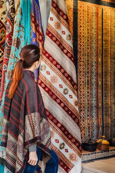 Египетском Базаре Стамбуле Женщина Покупает Традиционный Турецкий Текстиль Стоковая Картинка