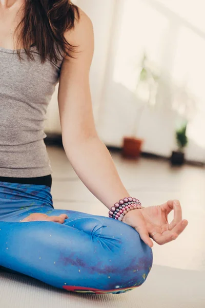 Portrét Krásná Mladá Žena Meditaci Dělá Namaste Gesto Ruky Slunečné — Stock fotografie