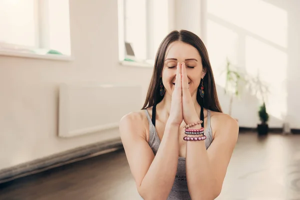 Felice Sorridente Istruttrice Caucasica Yoga Che Gesto Della Mano Namaste — Foto Stock