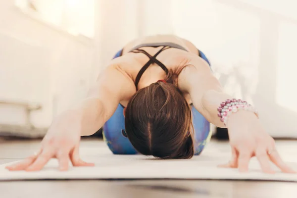 Felice Istruttore Yoga Caucasico Sorridente Che Pratica Yoga Studio Bianco — Foto Stock