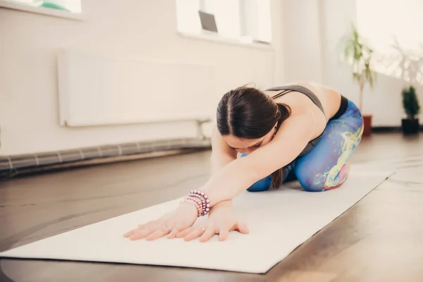 Junge Frau Macht Morgens Yoga Übungen Und Fitness Stretching Weißen — Stockfoto