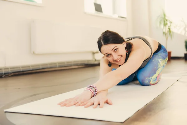 Jeune Femme Faisant Des Exercices Yoga Remise Forme Étirement Studio — Photo