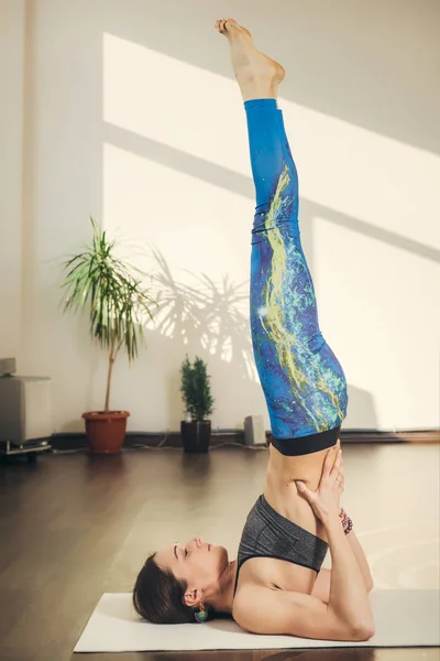Glücklich Lächelnder Kaukasischer Yogalehrer Der Morgens Weißen Studio Yoga Praktiziert — Stockfoto