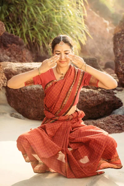 Индийский Классический Танец Бхаратанатьям Исполнении Красивой Женщины Традиционной Одежде Закате — стоковое фото