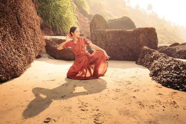 Індійський Класичний Танець Bharatanatyam Виконанні Красива Жінка Національному Одязі Заході — стокове фото